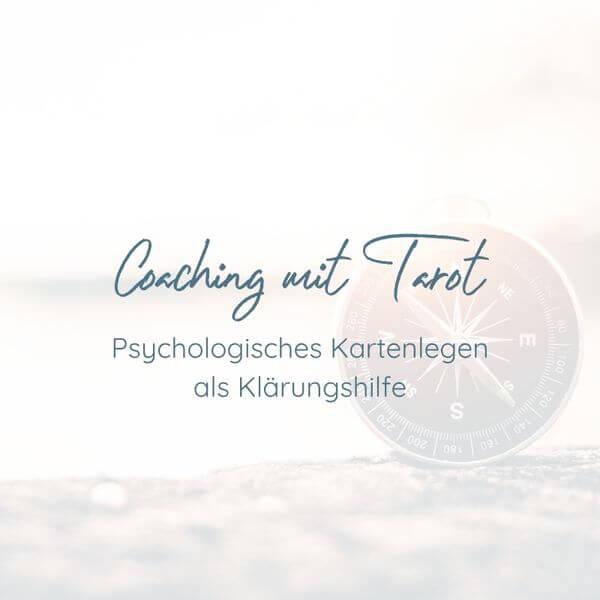 Coaching mit Tarot_q26 Coaching mit Tarot – Psychologisches Kartenlegen als Klärungshilfe. Im Hintergrund ein Kompass im Sonnenlicht auf einem felsigen Untergrund.