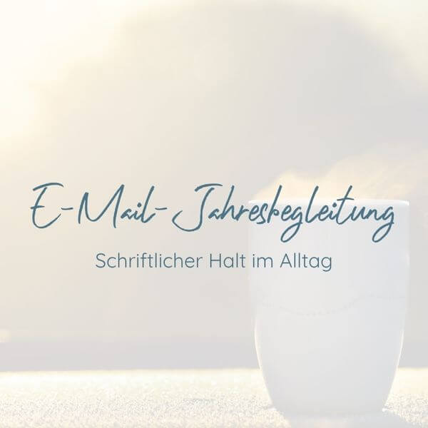 E-Mail-Jahresbegleitung_q26 E-Mail-Jahresbegleitung: Schriftlicher Halt im Alltag. Im Hintergrund eine dampfende Kaffeetasse, draußen in der Morgensonne.