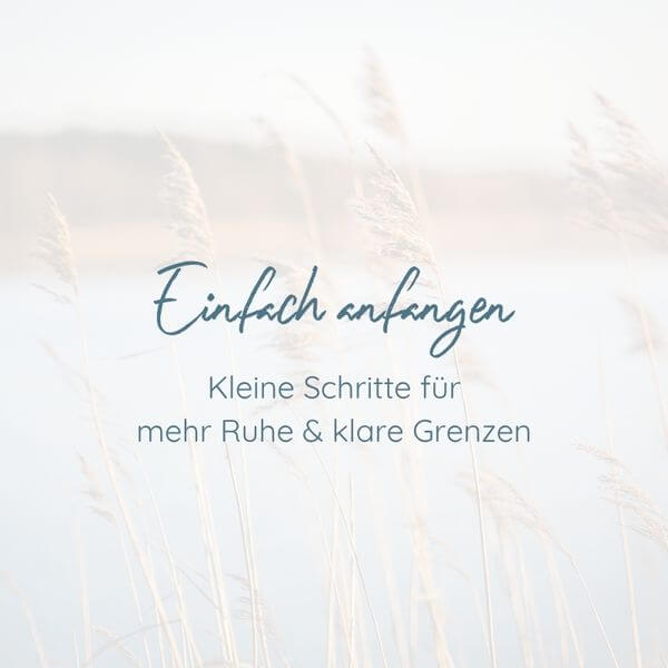 Einfach anfangen_q26 Einfach anfangen: Kleine Schritte für mehr Ruhe und klare Grenzen. Im Hintergrund ein Seeufer mir hohem Schilf.