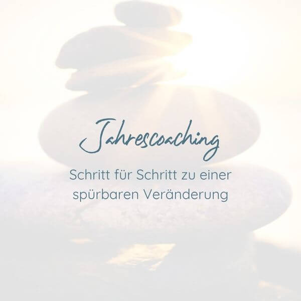 Jahrescoaching Jahrescoaching – Schritt für Schritt zu einer spürbaren Veränderung. Im Hintergrund aufgestapelte Zen-Steine.