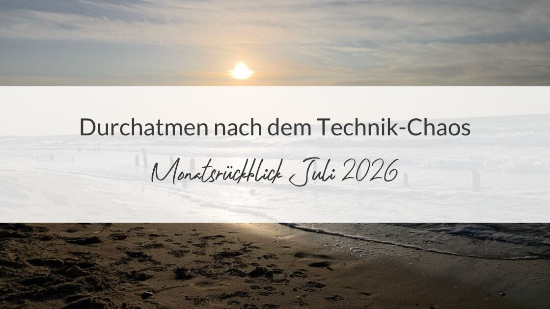 Grafik zum Monatsrückblick Juli 2026 mit dem Text „Durchatmen nach dem Technik-Chaos“ über einem Foto eines Sandstrands bei Sonnenuntergang.