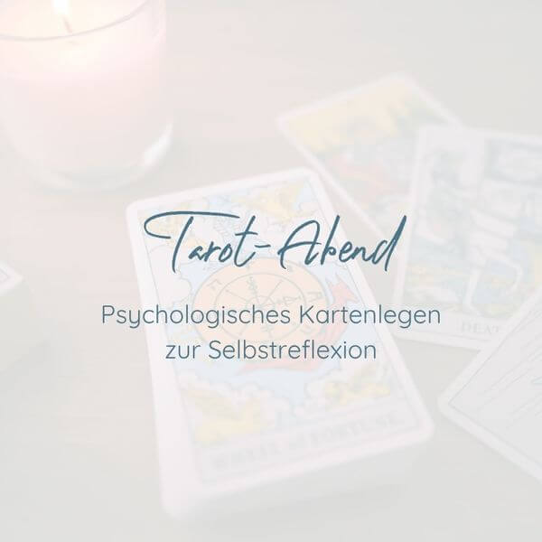 Tarot-Abend_q26 Tarot-Abend: Psychologisches Kartenlegen zur Selbstreflexion. Im Hintergrund verschiedene Tarotkarten und eine Kerze im Glas.