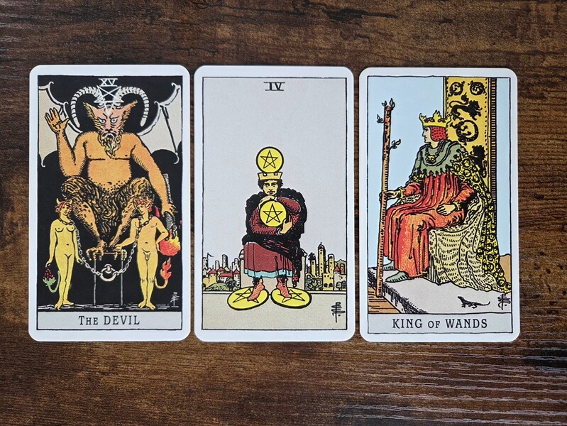 Psychologisches Tarot für empathisches Abgrenzen: 3 Tarotkarten auf einem Holztisch zum Thema „Warum kann ich nicht aufhören, die Reaktionen anderer zu zerdenken?“