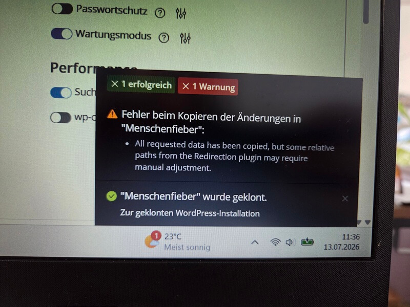 Bildschirmansicht einer geklonten WordPress-Installation mit einer System-Warnung und einer Erfolgsmeldung im Staging-Tool.