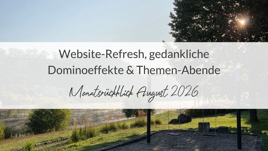Website-Refresh, gedankliche Dominoeffekte und Themen-Abende: Monatsrückblick August 2026. Im Hintergrund ein Spielplatz am Elbufer und Flussnebel in der Morgensonne