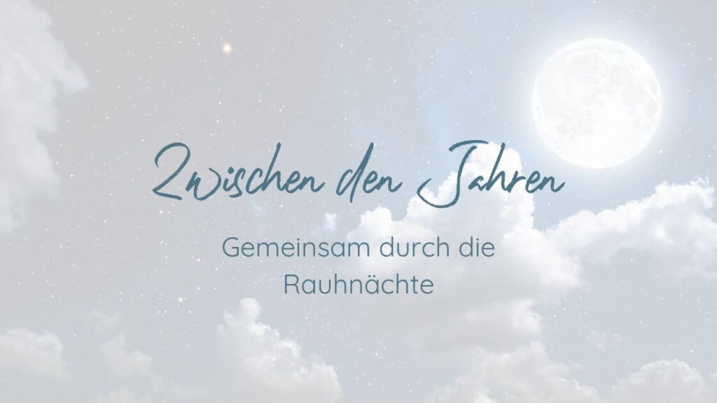 Zwischen den Jahren – Gemeinsam durch die Rauhnächte. Im Hintergrund ein Sternenhimmel mit Vollmond und weißen Wolken.