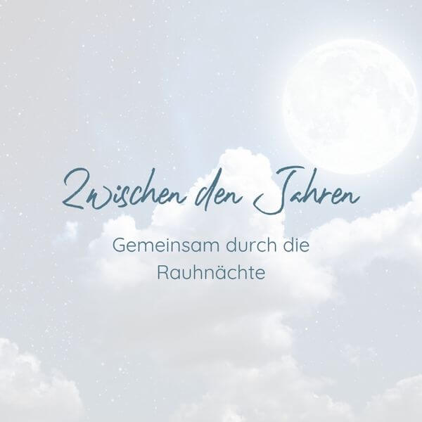 Zwischen den Jahren_q26 Zwischen den Jahren – Gemeinsam durch die Rauhnächte. Im Hintergrund ein Sternenhimmel mit Vollmond und weißen Wolken.