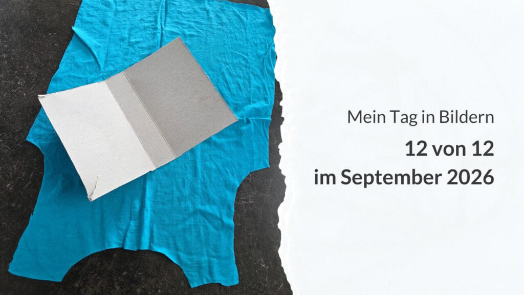 Pappeinband für ein Notizbuch liegt auf petrolfarbenem Stoff auf dunklem Untergrund. Rechts weißer Bereich mit Text: Mein Tag in Bildern – 12 von 12 im September 2026.