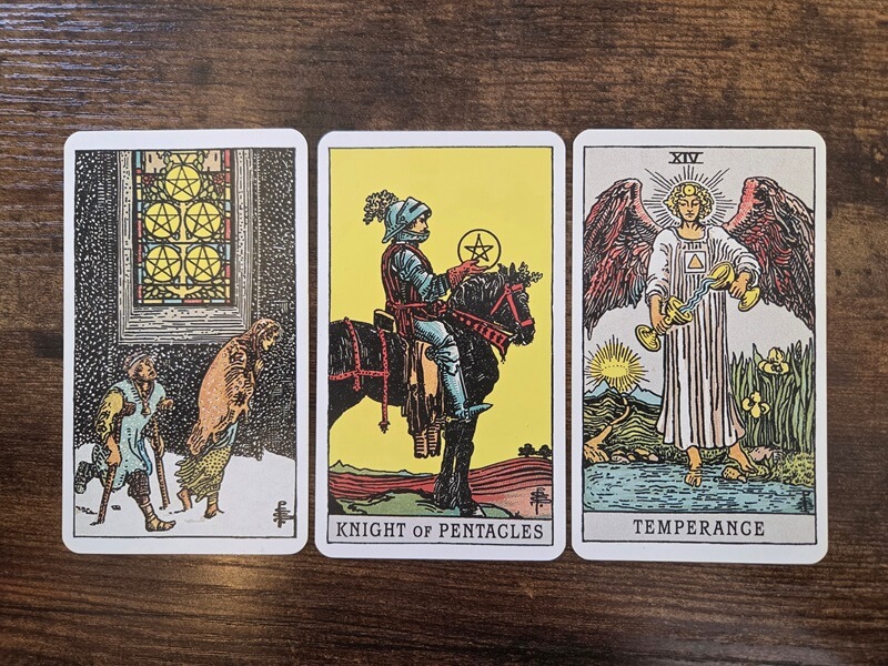 Psychologisches Tarot für empathisches Abgrenzen: 3 Tarotkarten auf einem Holztisch zum Thema „Ich gebe ständig mein Bestes. Warum reicht es nicht?“