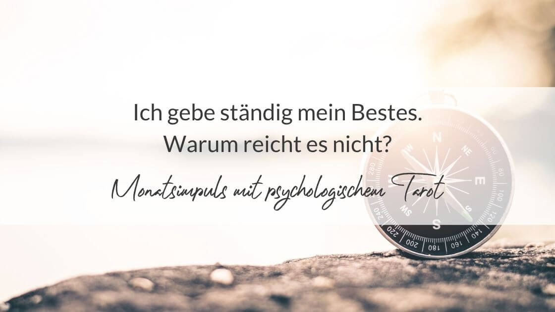 Kompass im Sonnenlicht mit der Aufschrift: Ich gebe ständig mein Bestes. Warum reicht es nicht? - Monatsimpuls mit psychologischem Tarot