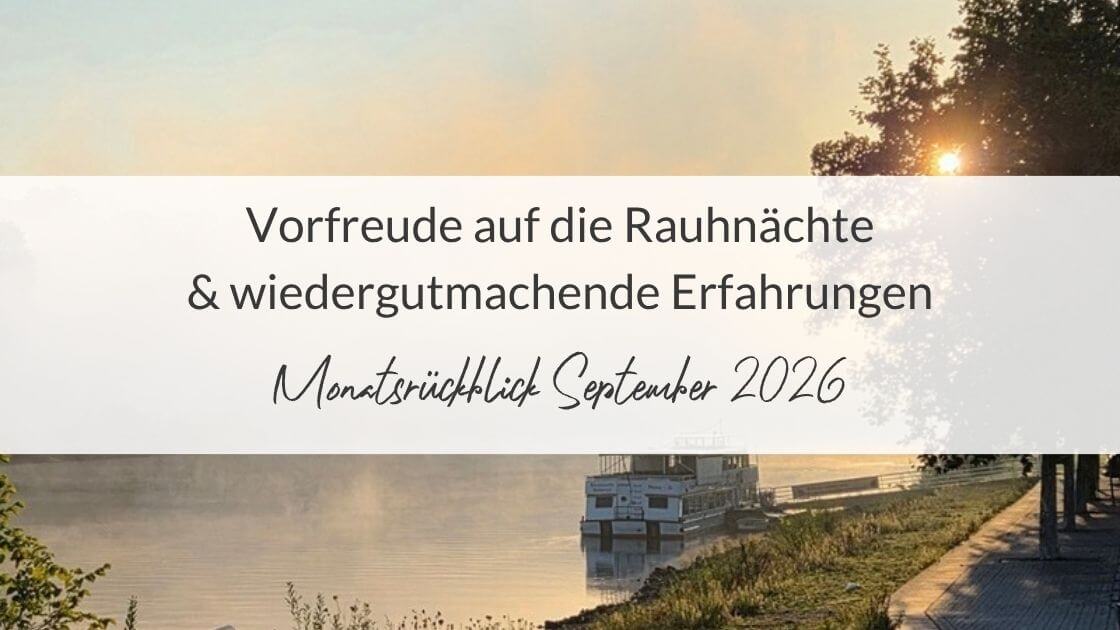 Text auf hellem Hintergrund über einer Flusslandschaft bei Sonnenaufgang: Vorfreude auf die Rauhnächte & wiedergutmachende Erfahrungen. Monatsrückblick September 2026.