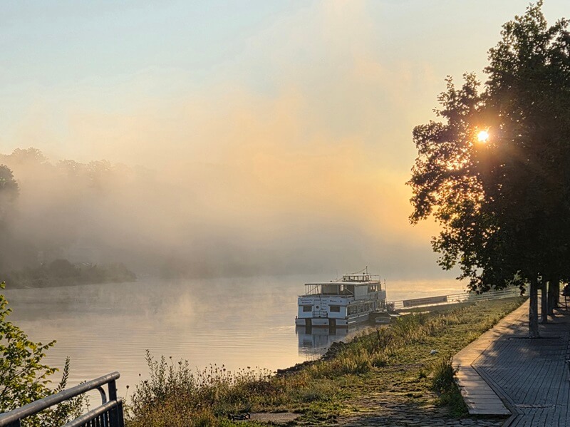 Nebelige Flusslandschaft bei Sonnenaufgang im Herbst